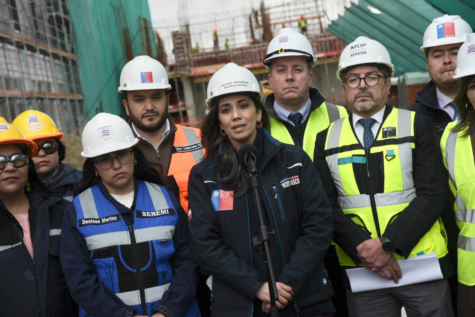 Delegada presidencial de Los Ríos dando un punto de prensa junto a autoridades en una obra en construcción