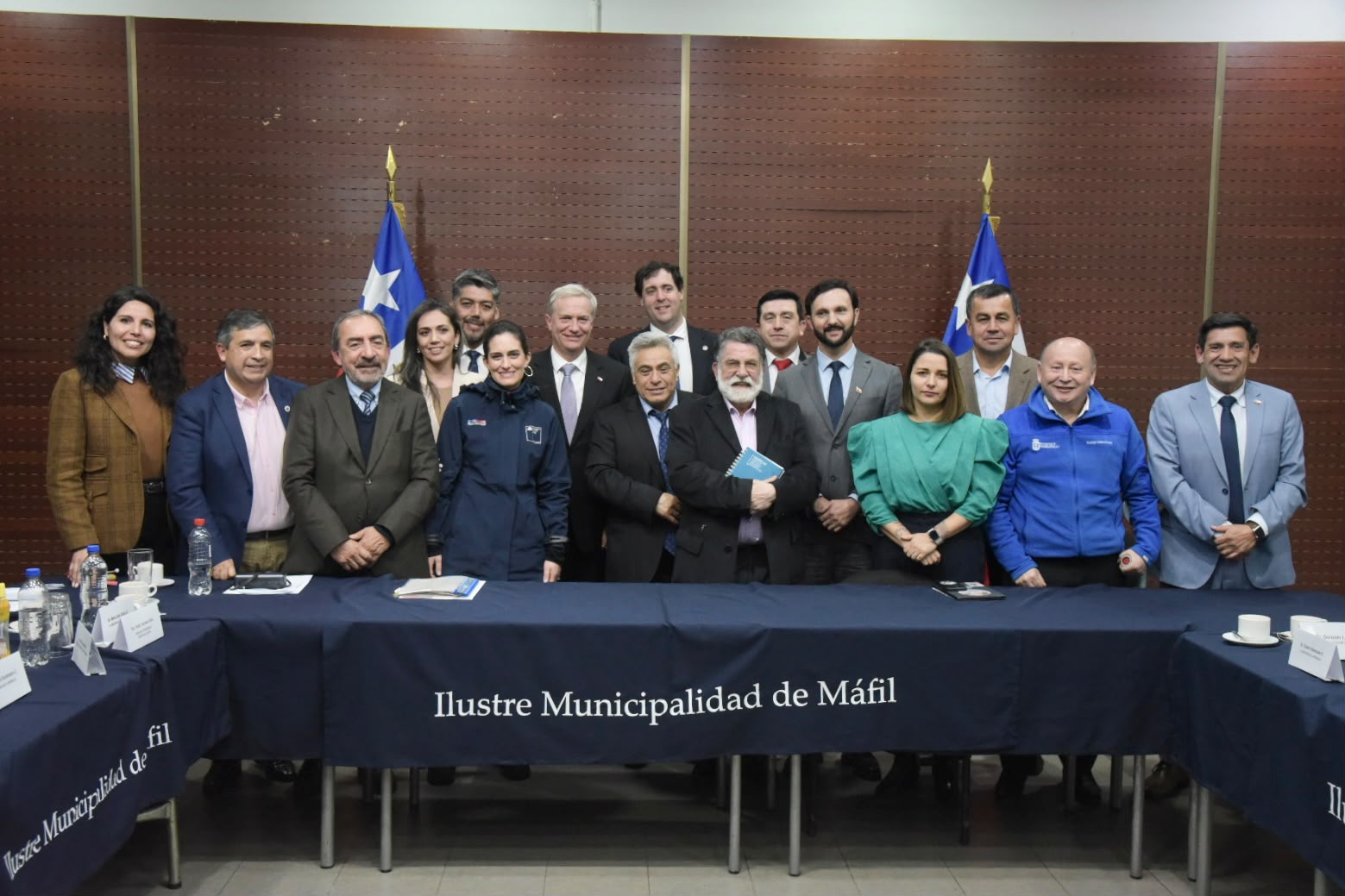 Foto del encuentro del Presidente Kast con las y los alcalde de Los Ríos en Máfil