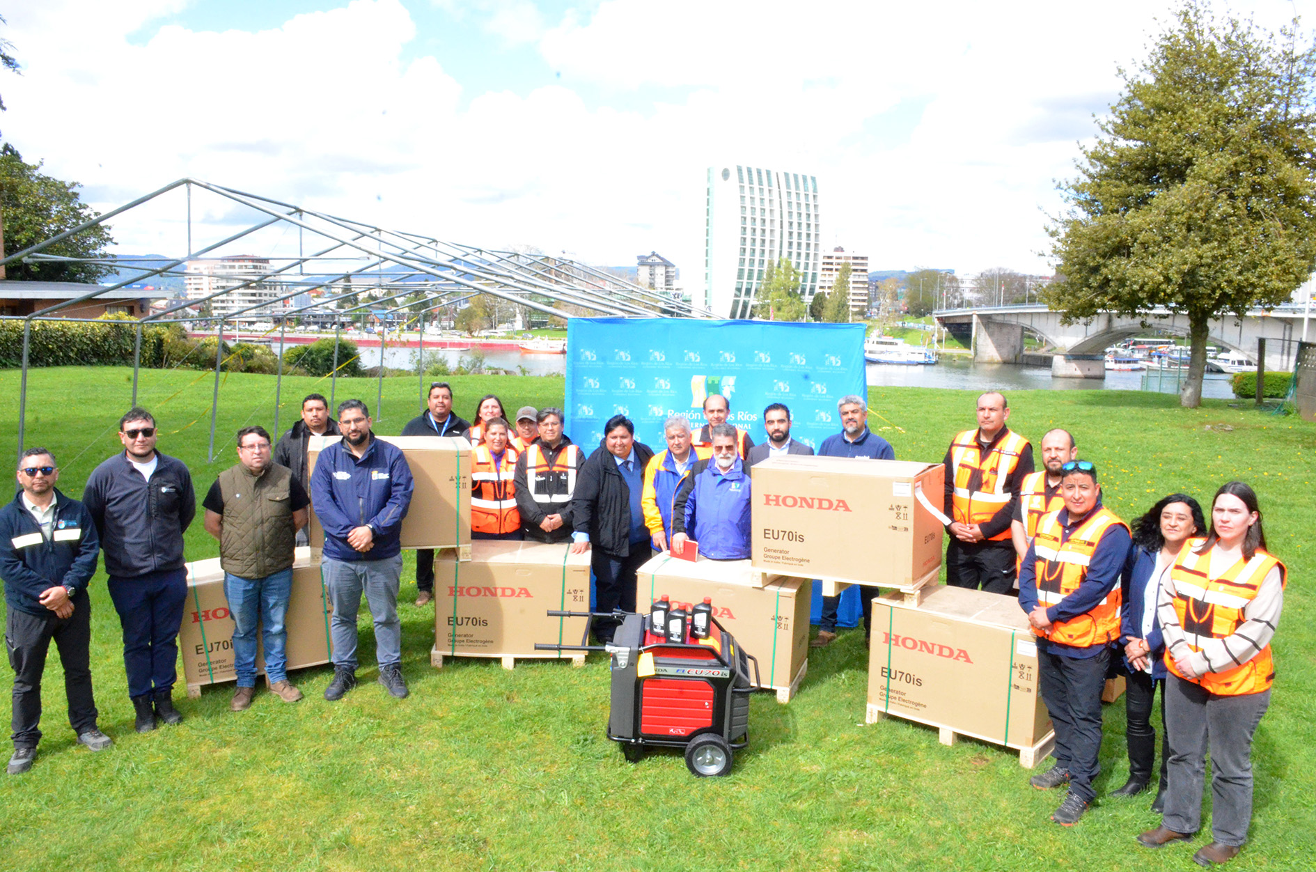 Grupo de personas posando junto a cajas de generadores eléctricos Honda EU70is en la Región de Los Ríos