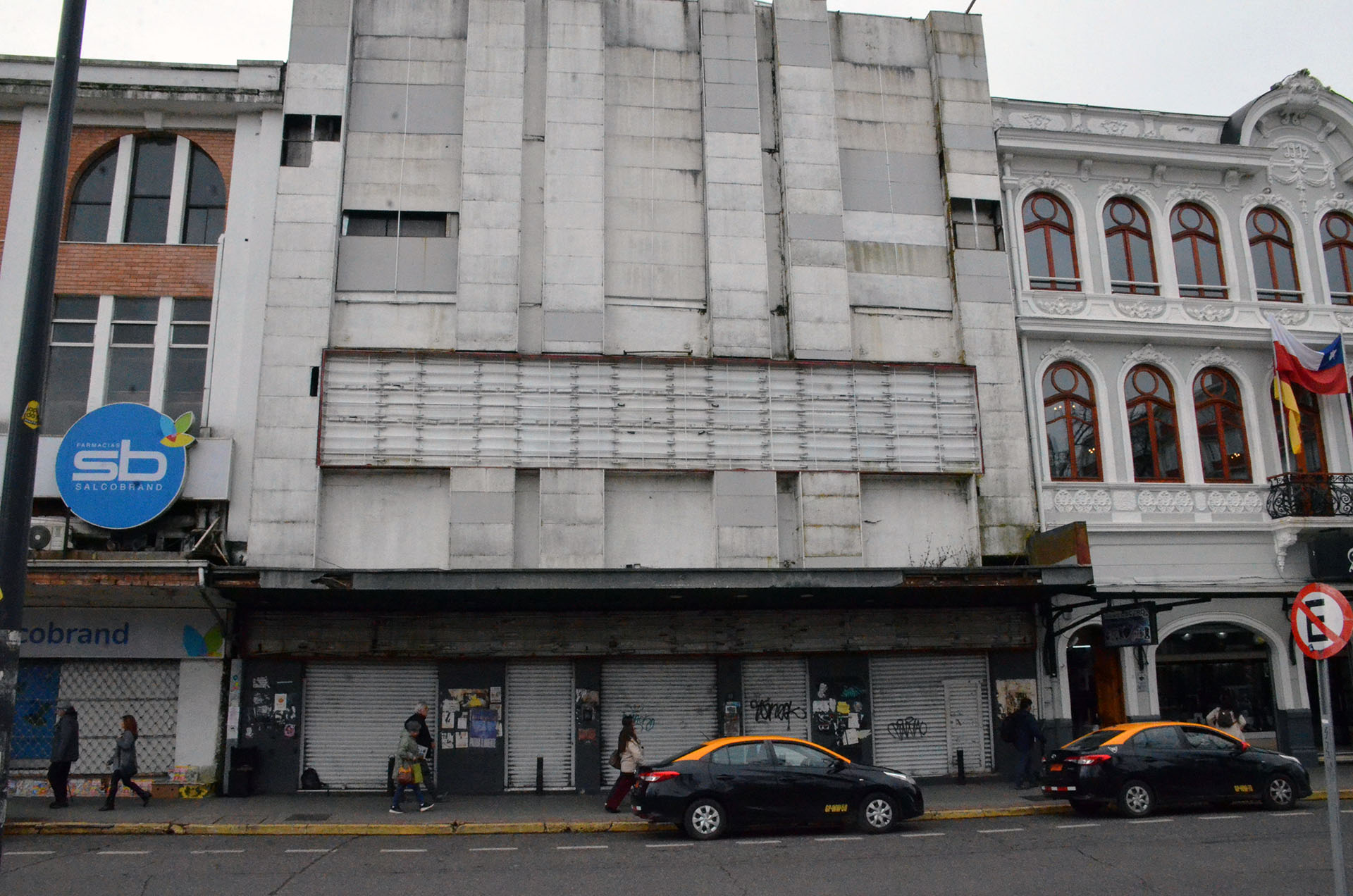 Frontis del ex edificio de La Polar en el centro de Valdivia, con sus accesos cerrados hacia calle Camilo Henríquez.