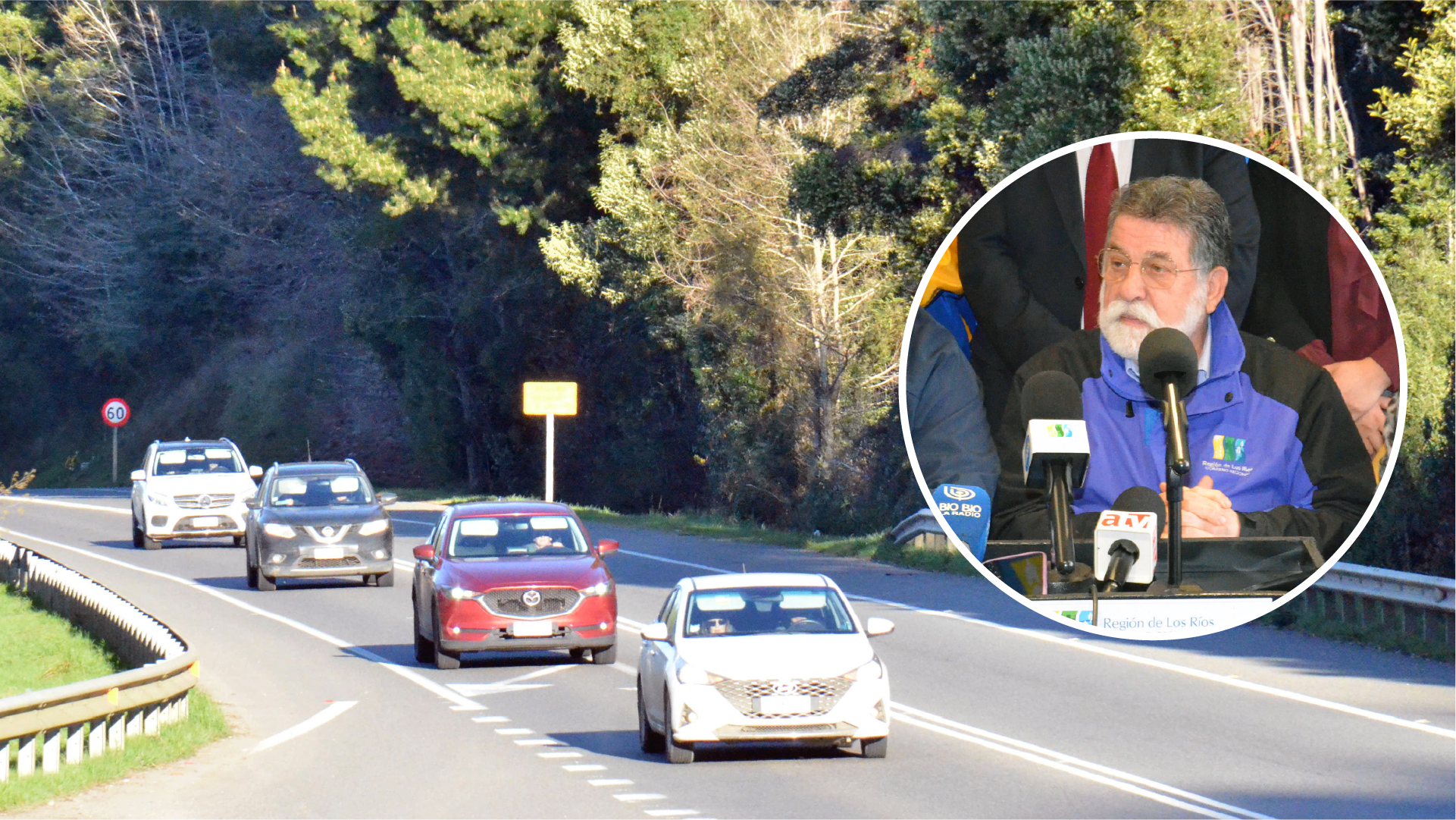 Un montaje de fotos. Al fondo, coches circulan por una carretera boscosa. Superpuesto en un círculo, el Gobernador Regional de Los Ríos, Luis Cuvertino, hablando en una conferencia de prensa con micrófonos. Esta imagen ilustra la solicitud de revisión de peajes en los accesos a Valdivia.