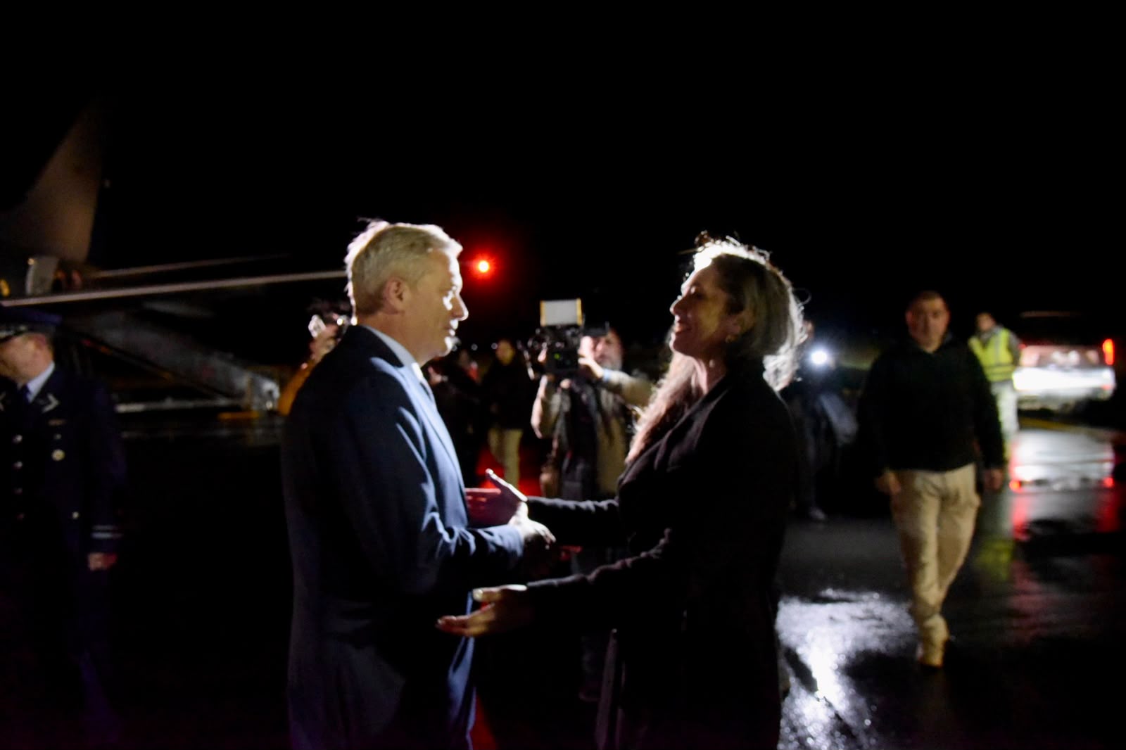 Presidente José Antonio Kast es recibido por la delegada presidencial Vicky Carrasco en el Aeropuerto Pichoy, Región de Los Ríos.