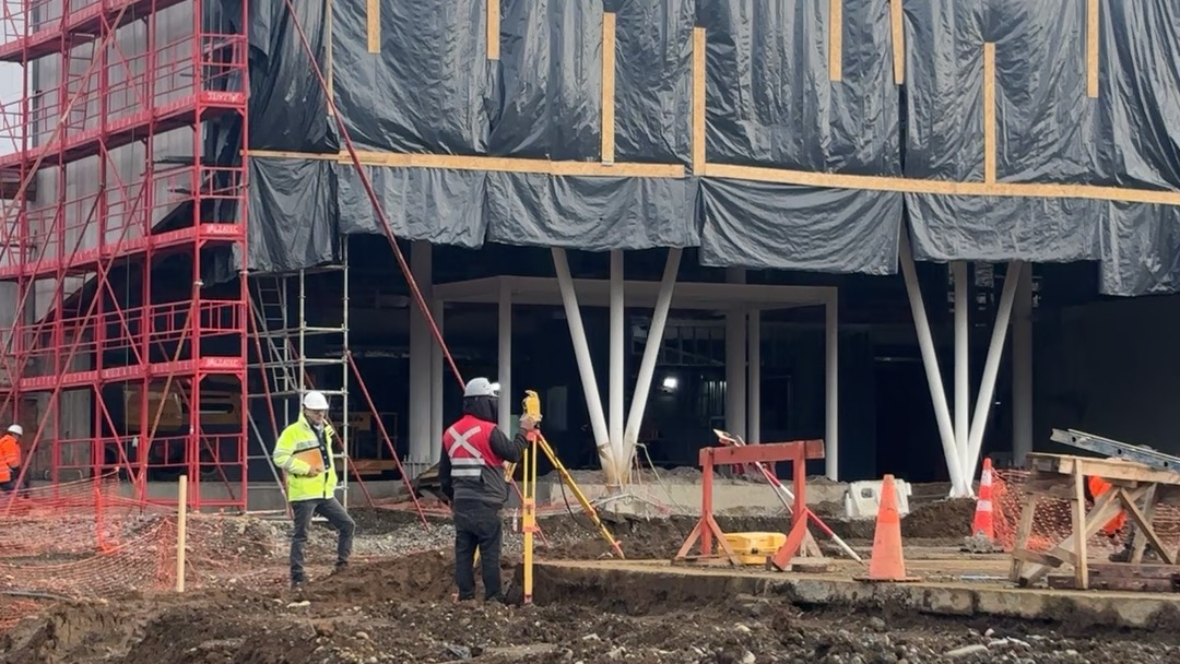 Trabajadores en una obra de construcción en la Región de Los Ríos