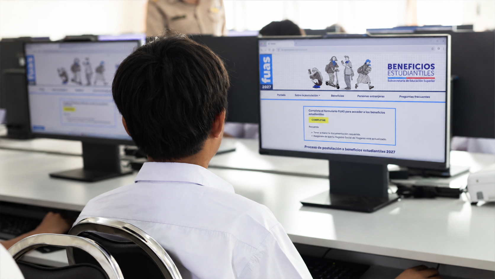 Estudiante usando un computador para postular al FUAS en el sitio de Beneficios Estudiantiles