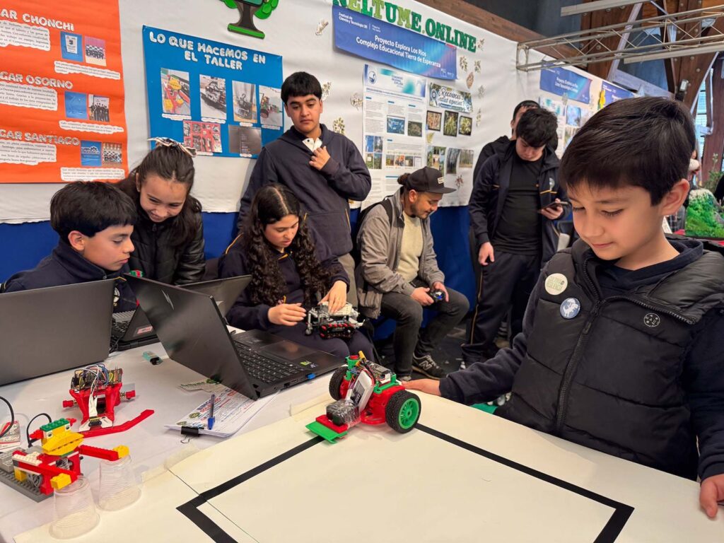 Más de 700 personas llenaron de ciencia y tecnología la Carpa del CECs en Valdivia