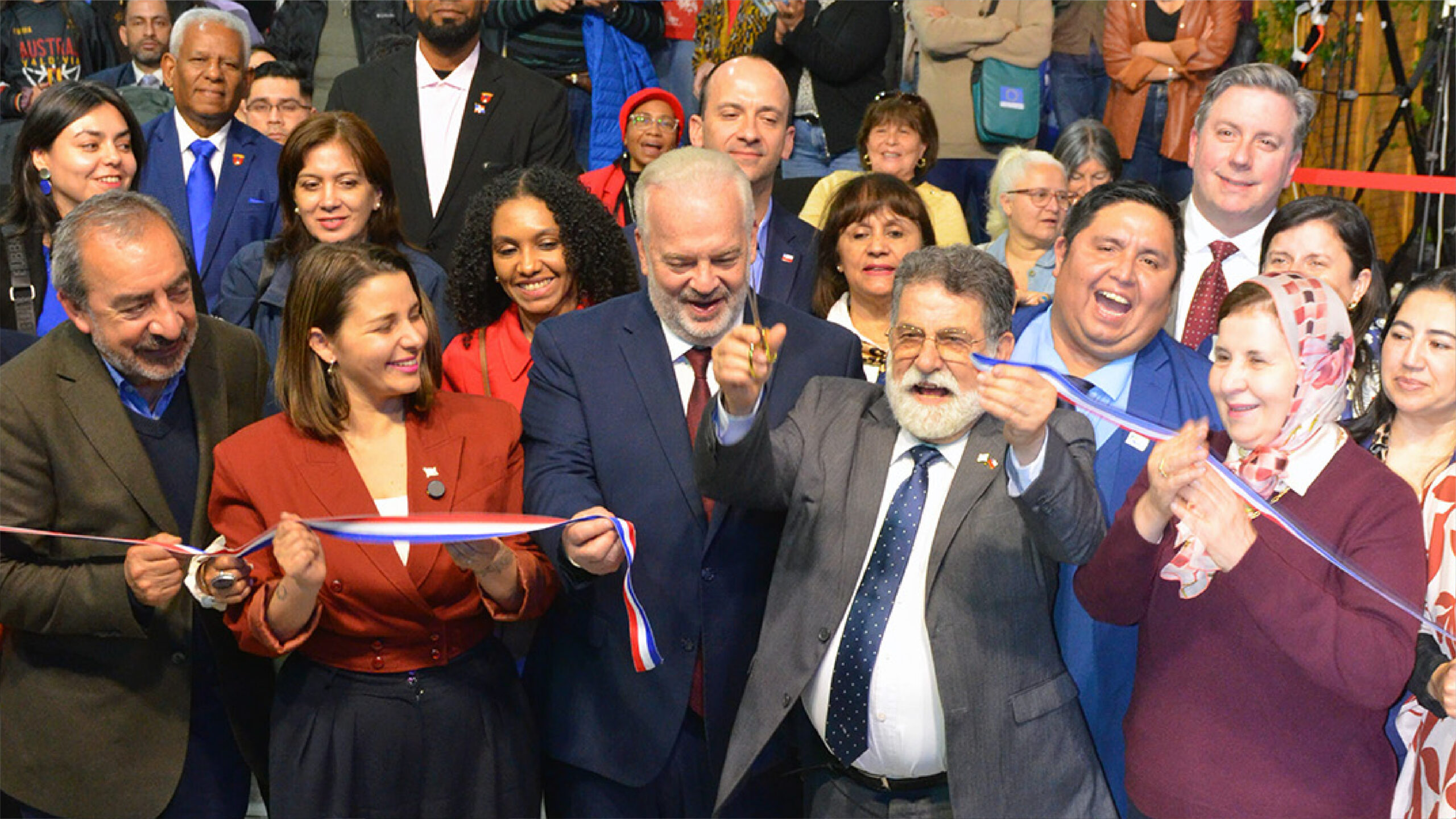 Autoridades y representantes internacionales participan en el corte de cinta durante la inauguración del Encuentro Internacional Los Ríos al Mundo en Valdivia.