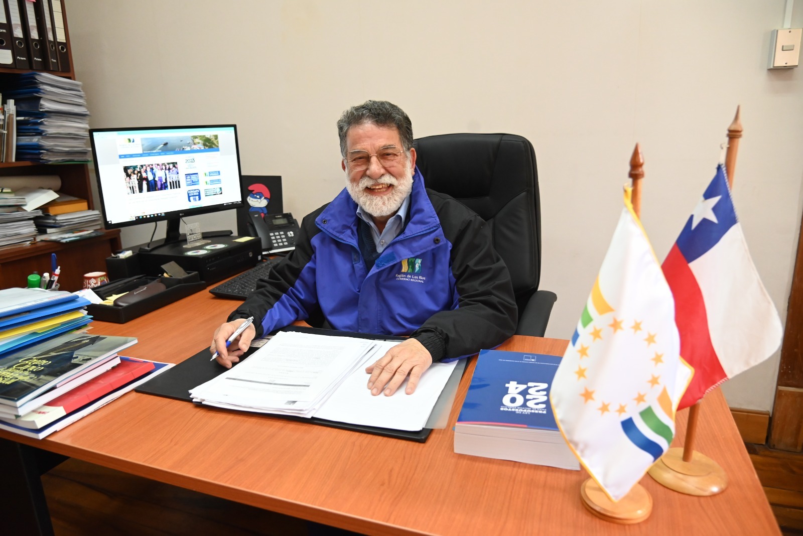 Gobernador regional de Los Ríos, Luis Cuvertino, en su oficina