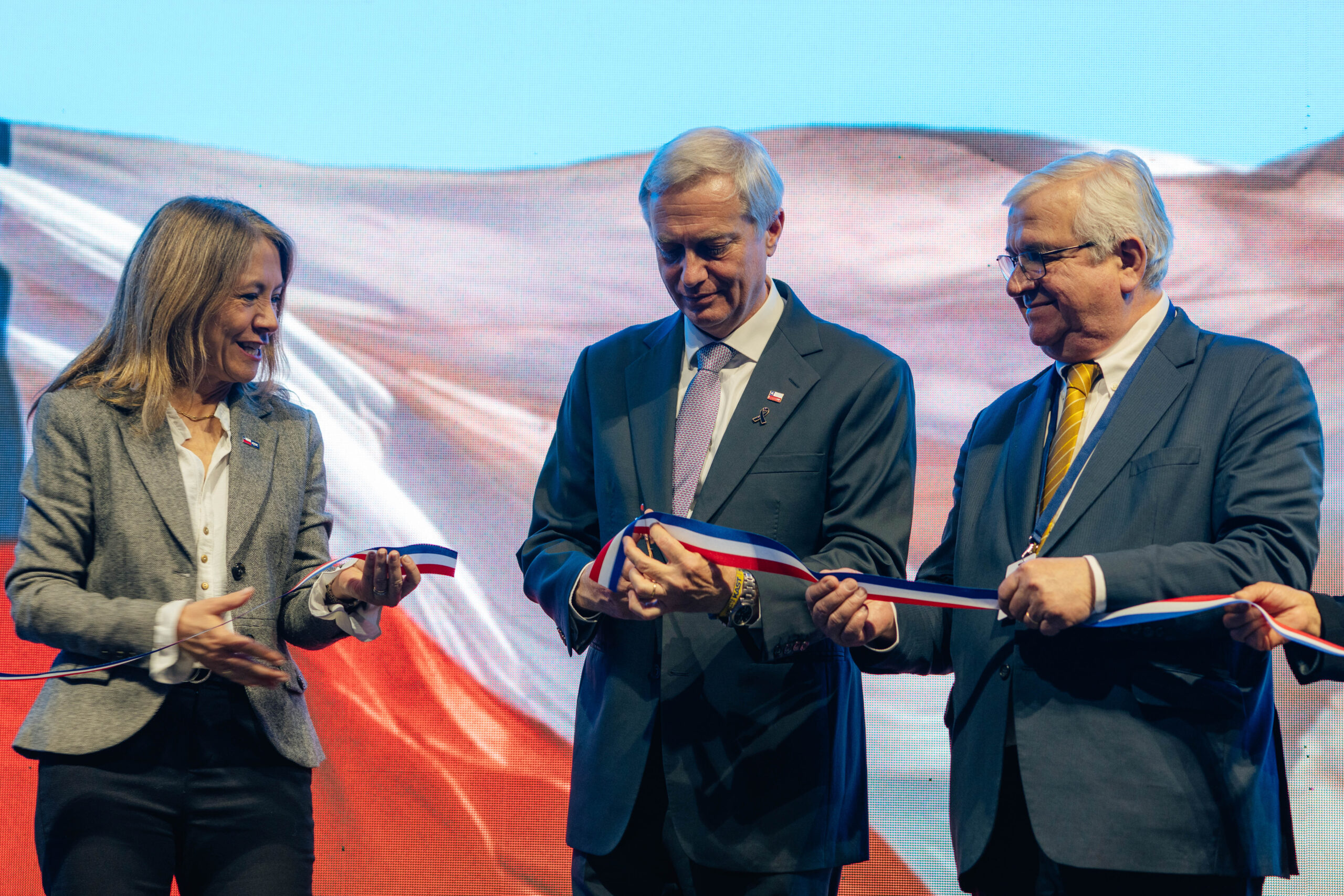 José Antonio Kast y otras autoridades realizan un corte de cinta tricolor en un acto de inauguración